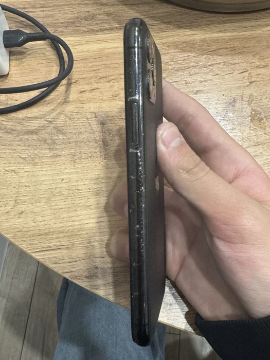 Продам заблокированный Айфон 11 про