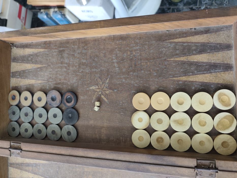 Стара дървена табла за игра