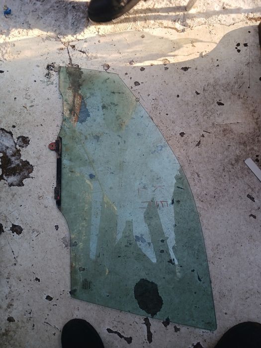 Стекло двери Тоета Карина Е