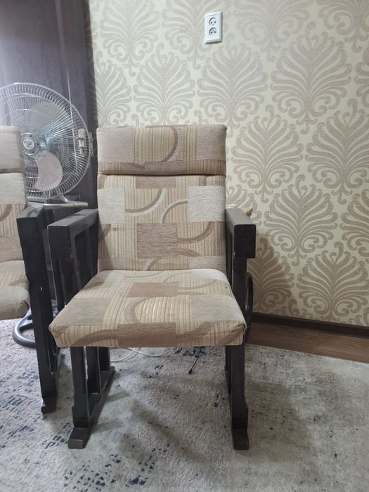 Продам 2 вида стульев 4 кресла стулья 3 обычных стула смотрите на фото