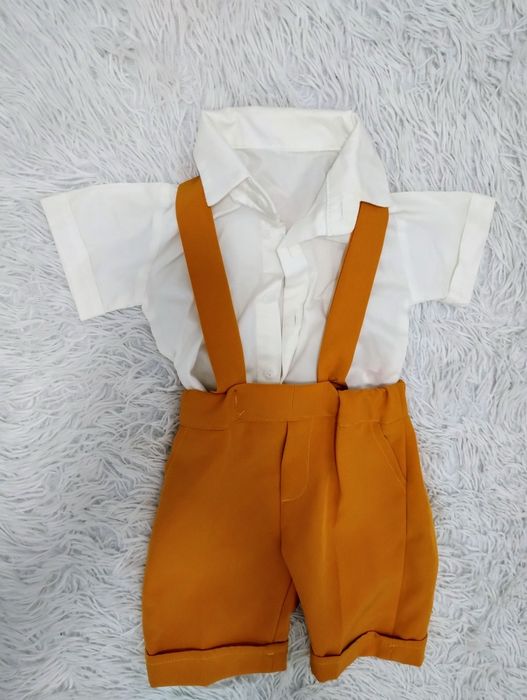 Vând costum baiat