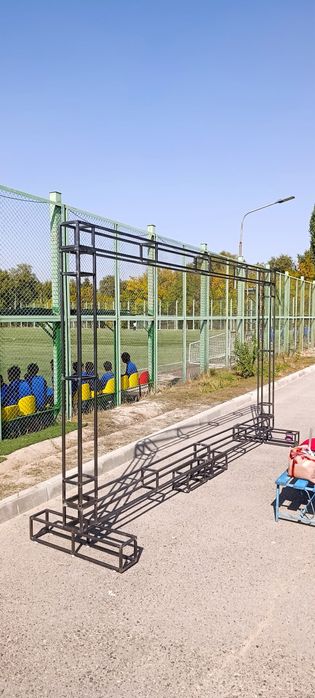 Стойка металлическая для прес стены.