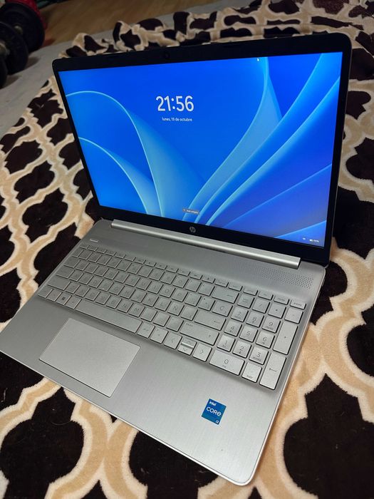 laptop HP 15s-fq2xxx, i3 gen 11, impecabil , slim