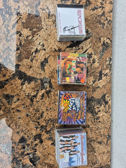 Vând 26 CD muzica usoara mixta straina artisti internationalii

- Tot