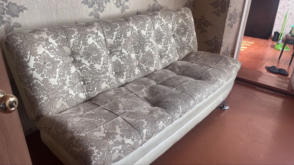 Продам 2 дивана и 2 кресла б/у.