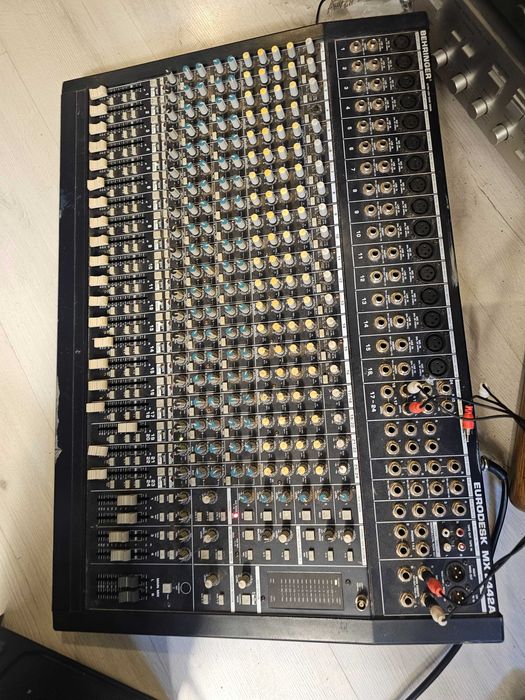 Mixer Audio Profesional Behringer Eurodesk MX 2442A Sursa Externa 150W 24 Canale