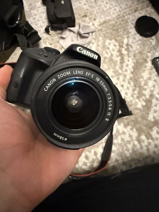 Aparat foto DSLR Canon ds126 cu toate acesoriile impecabil+2 baterii