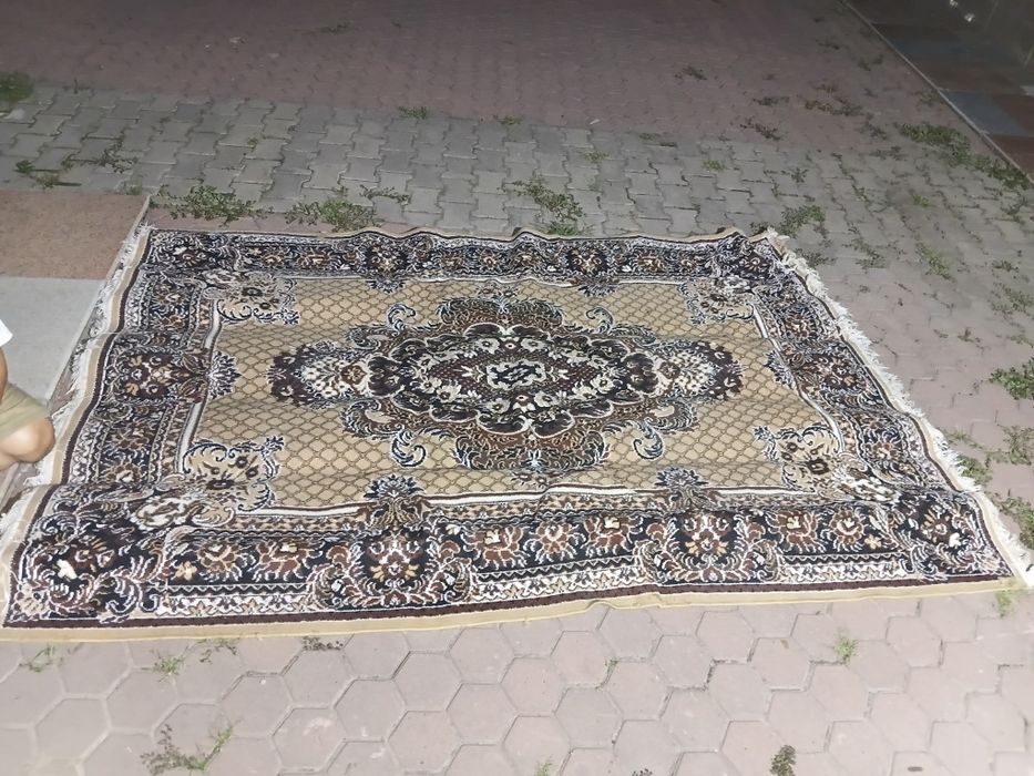 Продам б/у ковры