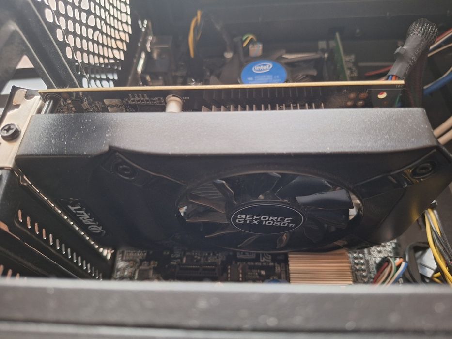 Геймърски компютър GTX 1050 Ti 4GB + Samsung 870 EVO 1TB + Razer комплект