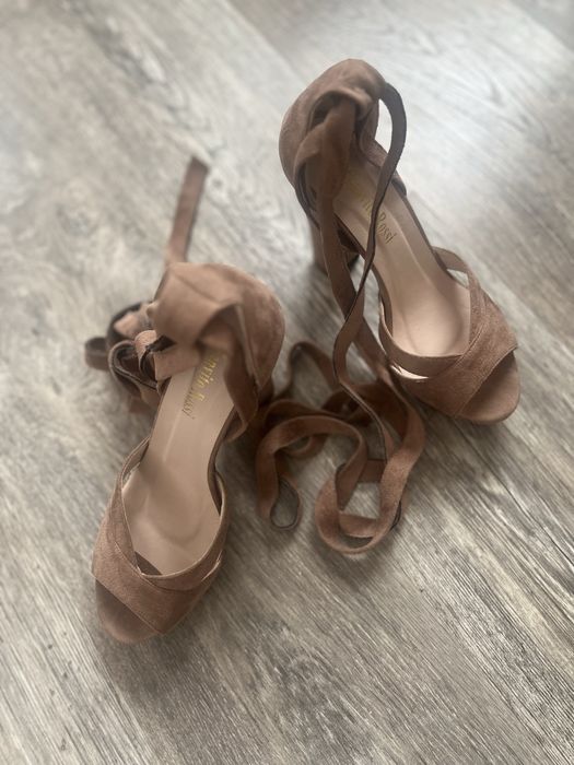 Босоножки замшевые