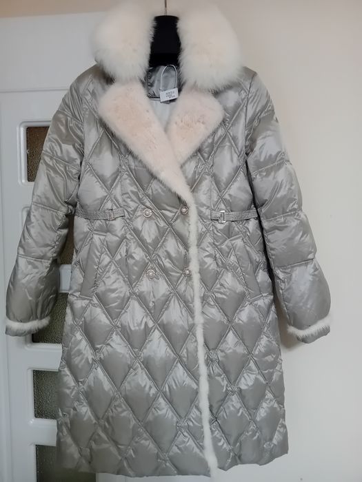 Vând Haină Nouă cu Vizon crem la guler, Masura M - Lla