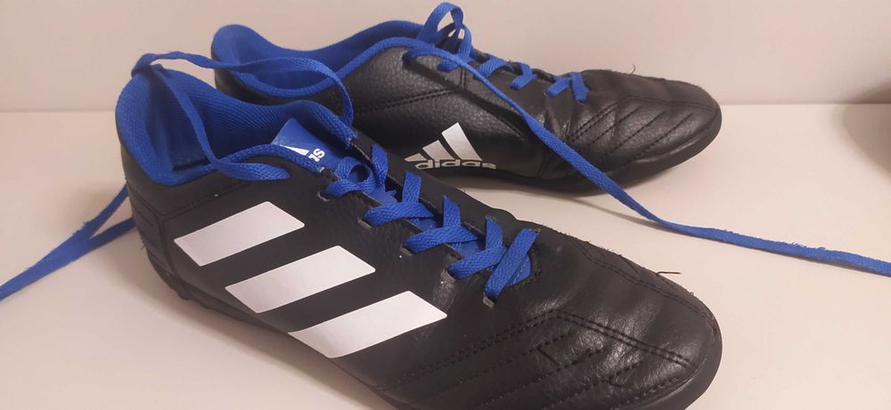 Продавам футболни стоножки Adidas- номер 38