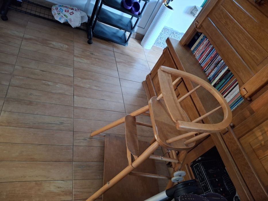 Продавам детско столче за хранене, става и на масичка.