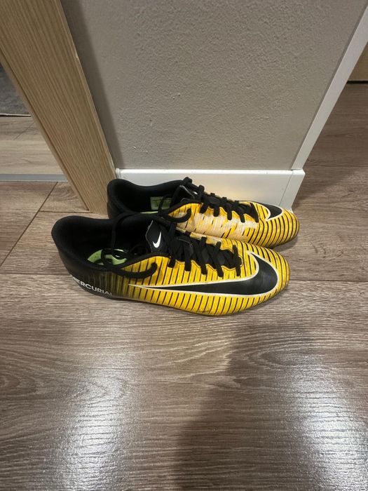 Ghete de fotbal nike mercurial