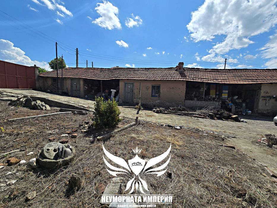 Продавам двуетажна къща с постройки 320РЗП с 1600кв двор село Ахматово