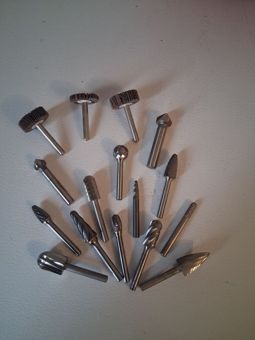 Vand freze biax diferite modele .stoc disponibil 150 de piese .se dau si la bucata .pentru  toata cantitate pretul este negociabil