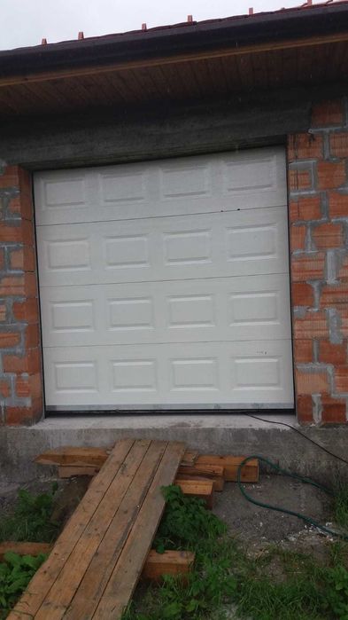 uși de garaj cu acces pietonal si panou vitrat