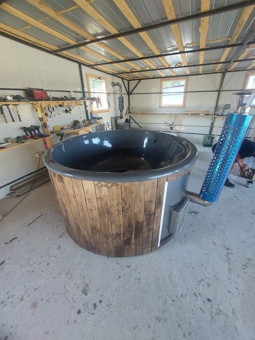 Ciubar  jacuzi de fibra de sticla cu soba integrata,în Cluj Napoca