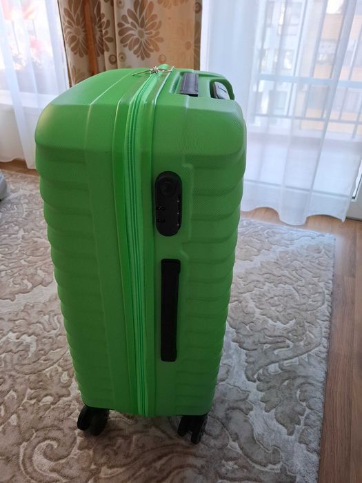 продавам зелен куфар 60 L KARST BORELLI , с 4 колелца, 60 х 42 х 26 см
