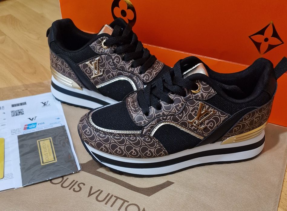 Adidasi Louis Vuitton, logo metalic auriu, saculet, etichetă