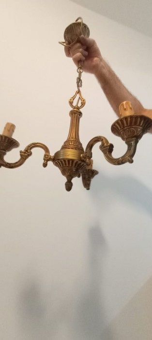 Candelabru antic in stilul francez Empire din bronz masiv cu 3 brațe ,piesa deosebita cu o lucrătură de o foarte mare finețe ,h 55 cm diametrul 40