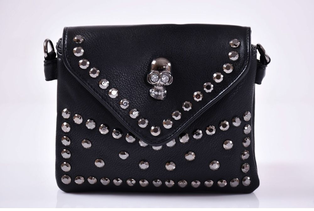 Атрактивна и стилна дамска чанта в черно