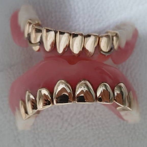 Протез зубной техник