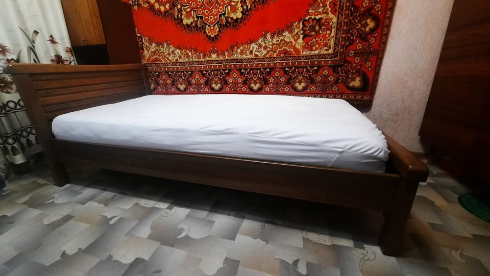Кровать из массива дерева 1.5
