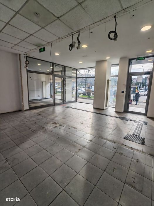 Spațiu comercial de închiriat  Bd. Petrochimiștilor–vitrină stradală