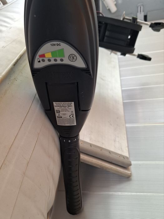 Продавам надуваема лодка с ел двигател 40lb!