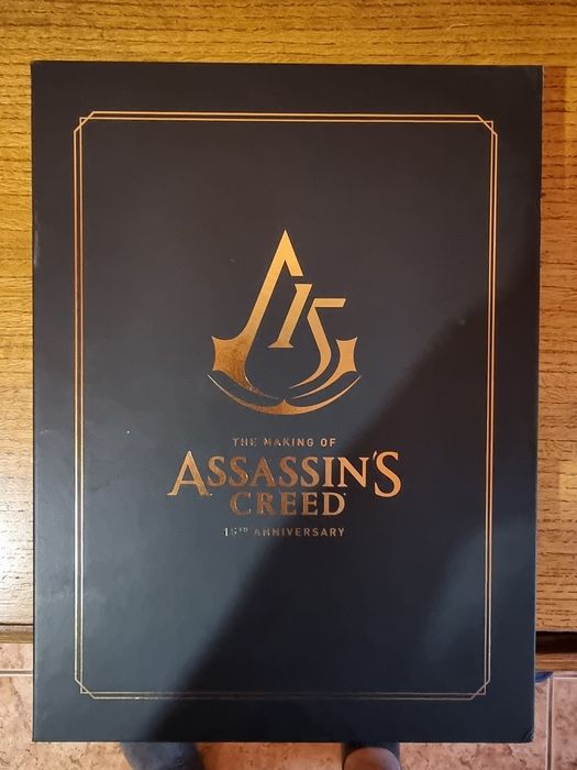Vând carte  Assassin's creed 15th Anniversary