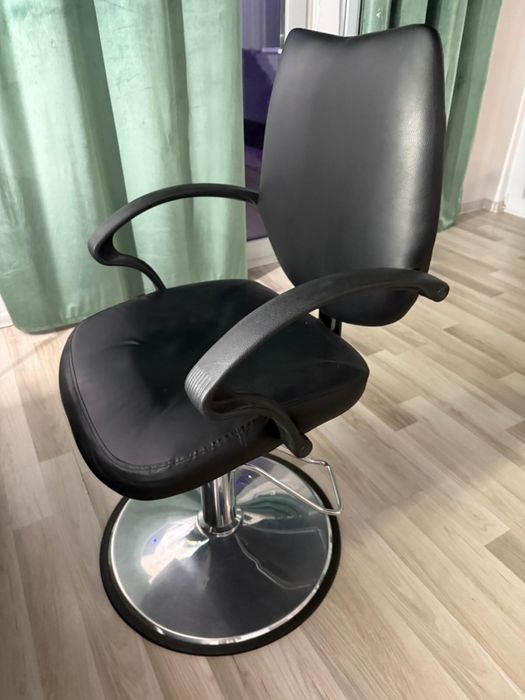 Vand 2 scaune, de frizerie si make up