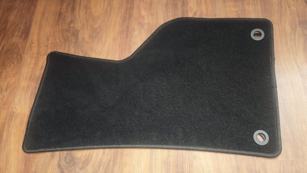 Текстилни стелки, свалени от VW PASSAT alltrack, запазени