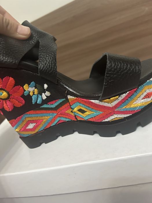 стильные босоножки для днвушек