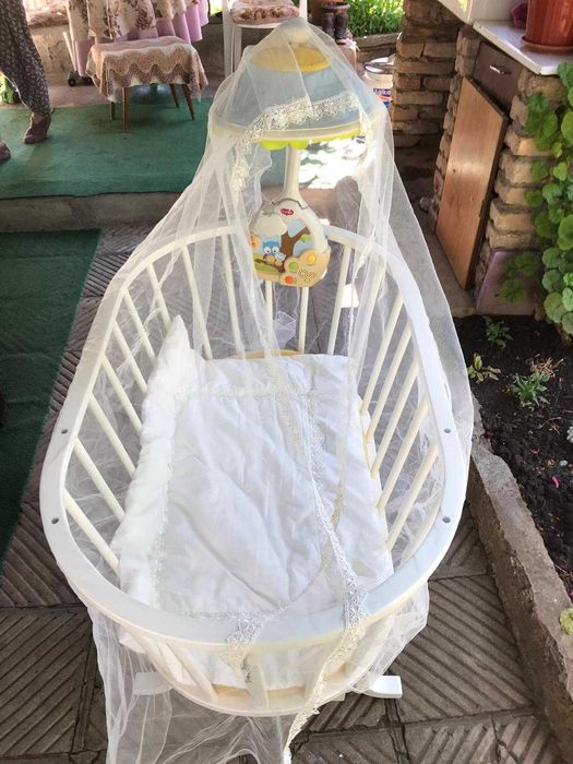 бебешко креватче, люлеещо се и музикално