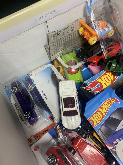 Продам коробку с машинками