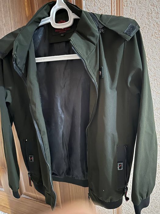 Чёрные брюки и ветровка.