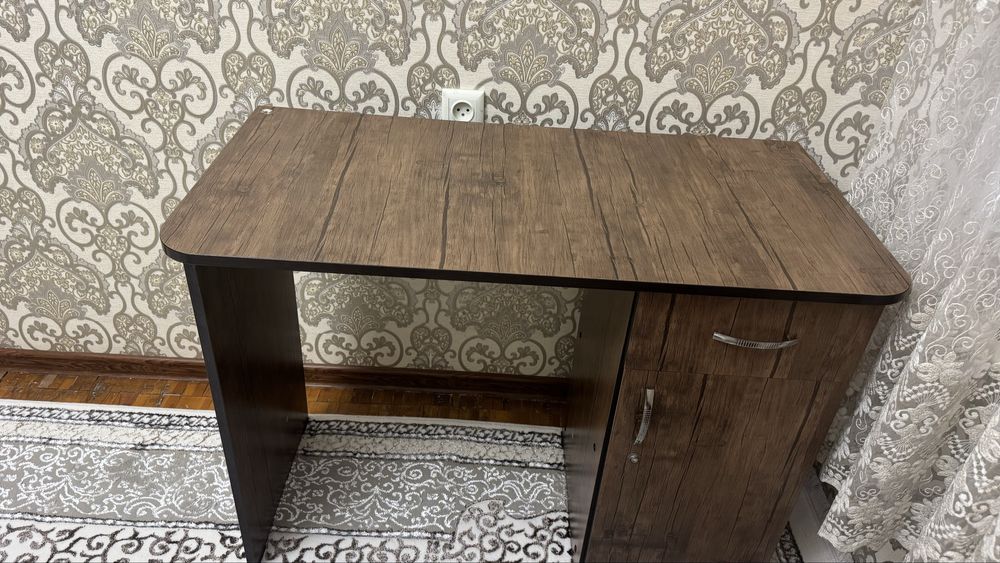 Продается стол со шкафчиками