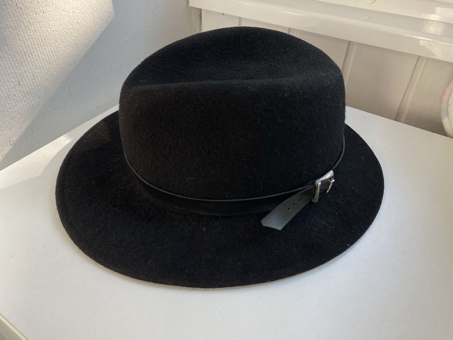 palarie neagra din lana