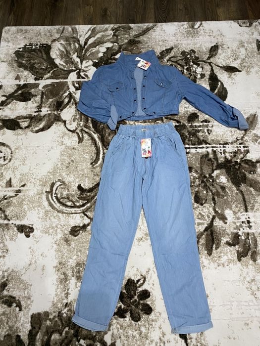 Pantaloni eleganti si blugi