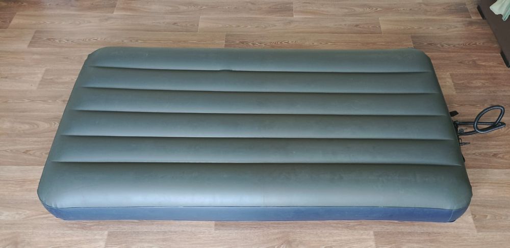 Продам надувной матрас б/у с насосом