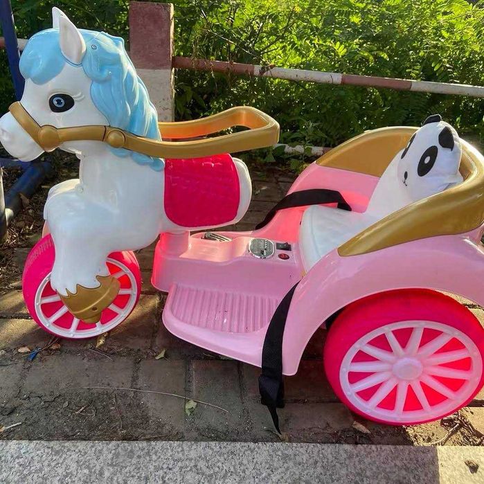 Детский электромобиль на три колеса