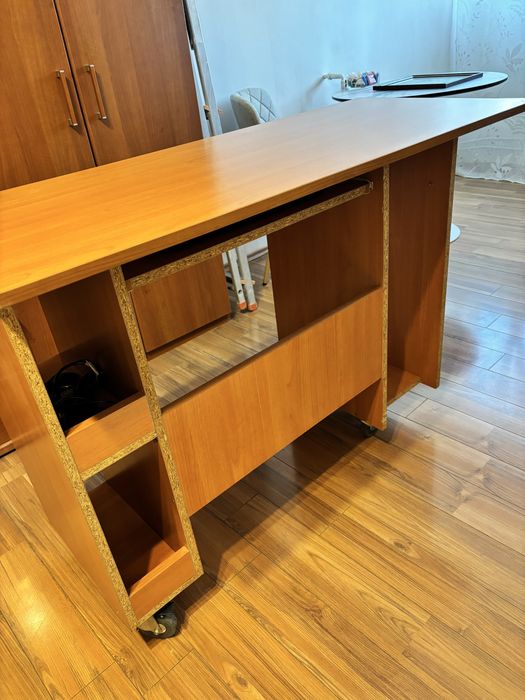 Vând birou accesorizat cu rotile