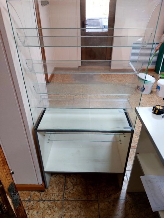 Стол и витрина в магазин