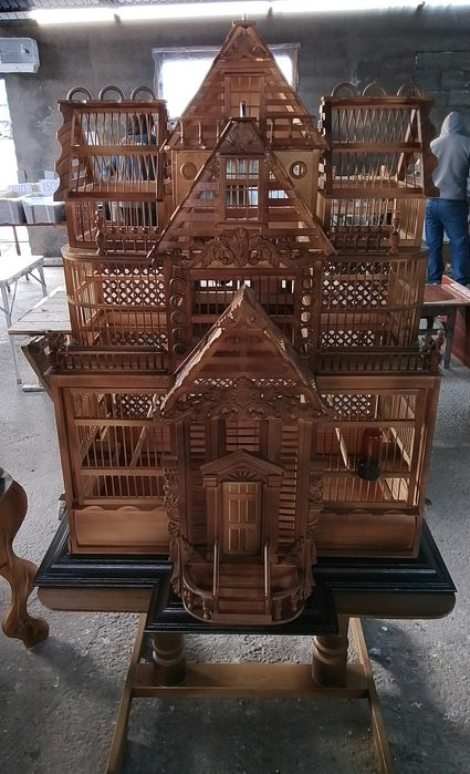 Деревянная клетка для птиц