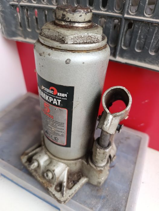 Домкрат 5  тонник в хорошем состоянии