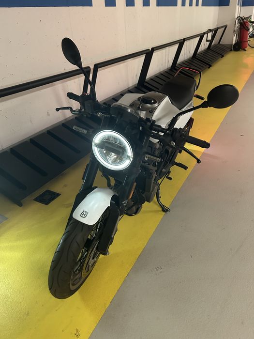 Husqvarna Vitpilen 401 cumpărată nouă în mai 2023, doar 1.554 km