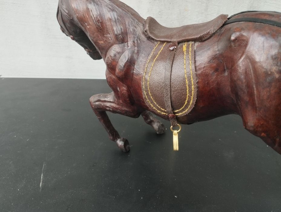 Ретро Кожена фигурка на Кон