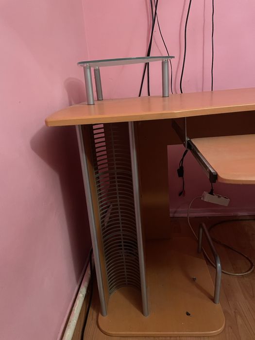 Продавам запазено бюро