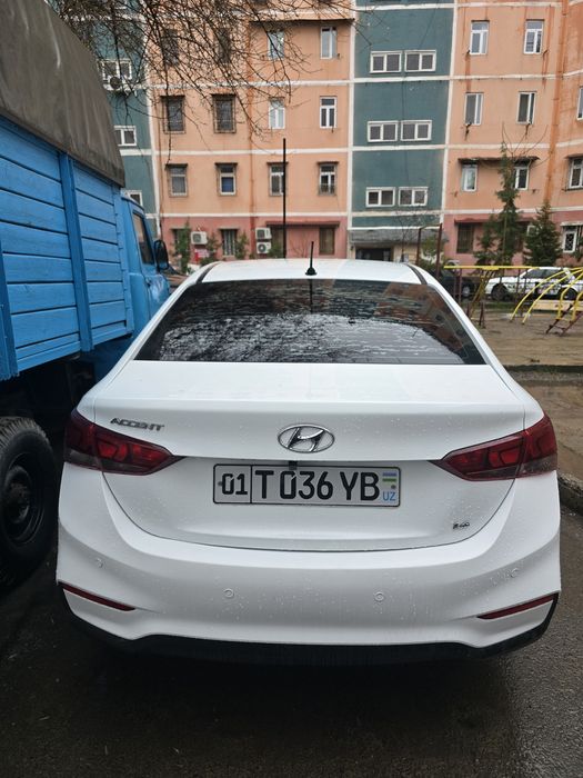Hyundai accent  srochna sotiladi